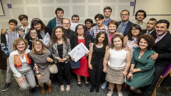 JÓVENES CON DISCAPACIDAD INTELECTUAL SE GRADÚAN EN UN CURSO DE FORMACIÓN PARA EL EMPLEO EN LA UNIVERSITAT DE VALÈNCIA JÓVENES CON DISCAPACIDAD INTELECTUAL SE GRADÚAN EN UN CURSO DE FORMACIÓN PARA EL EMPLEO EN LA UNIVERSITAT DE VALÈNCIA