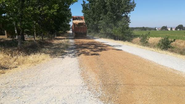La Concejalía de Desarrollo de Monzón reparte 4.800 toneladas de zahorra en 75 caminos rurales La Concejalía de Desarrollo de Monzón reparte 4.800 toneladas de zahorra en 75 caminos rurales