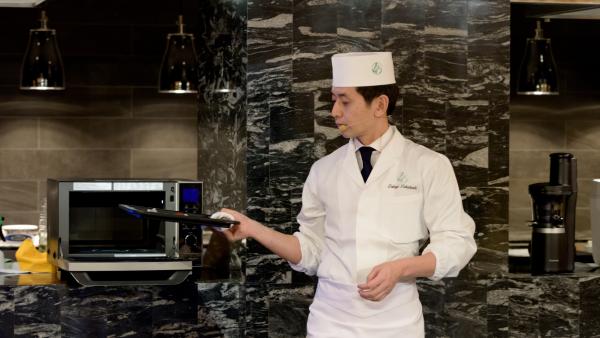 El chef japonés Takuji Takahashi en un momento de su clase sobre cocina japonesa. El chef japonés Takuji Takahashi en un momento de su clase sobre cocina japonesa.