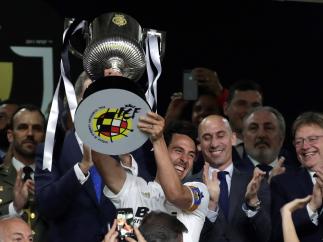Dani Parejo levantó su primer trofeo con el Valencia