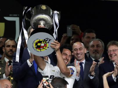 Dani Parejo levantó su primer trofeo con el Valencia