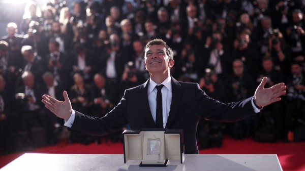 Antonio Banderas junto al premio Antonio Banderas junto al premio