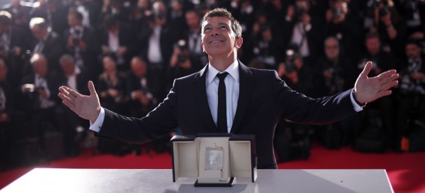 Antonio Banderas junto al premio