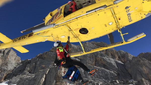 Rescatada en helicóptero una senderista con fractura de pierna en Picos de Europa Rescatada en helicóptero una senderista con fractura de pierna en Picos de Europa