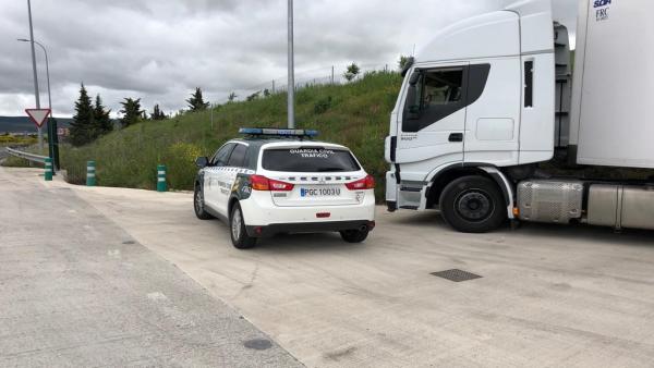 Sucesos.- Interceptado un camionero en la AP-15 que multiplicaba por seis la tasa de alcohol permitida Sucesos.- Interceptado un camionero en la AP-15 que multiplicaba por seis la tasa de alcohol permitida