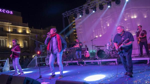 Almería.- Danza Invisible lleva su vitalidad con 'Sabor de amor' y otras canciones de los 80 a la Puerta de Purchena Almería.- Danza Invisible lleva su vitalidad con 'Sabor de amor' y otras canciones de los 80 a la Puerta de Purchena