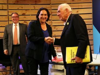 La candidata de BComú a la reelección, Ada Colau, y del candidato de ERC, Ernest Maragall, dándose la mano.