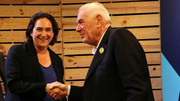 La candidata de BComú a la reelección, Ada Colau, y del candidato de ERC, Ernest Maragall, dándose la mano. La candidata de BComú a la reelección, Ada Colau, y del candidato de ERC, Ernest Maragall, dándose la mano.