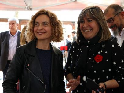 La cabeza de lista del PSC y presidenta del Congreso, Meritxell Batet, junto con la alcaldesa socialista de L'Hospitalet de Llobregat, Núria Marín.