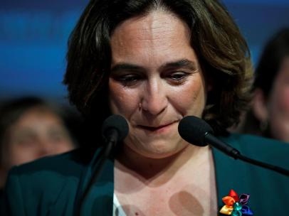 La alcaldesa de Barcelona, Ada Colau, y candidata a la reelección, durante su intervención tras conocer los resultados de las elecciones municipales del 26-M, que habría perdido en favor del candidato de ERC, Ernest Maragall.