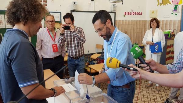 Cádiz.-26M-M.- Juan Franco (La Línea 100 por 100) obtiene la mayoría absoluta en La Línea ganando 21 de 25 concejales Cádiz.-26M-M.- Juan Franco (La Línea 100 por 100) obtiene la mayoría absoluta en La Línea ganando 21 de 25 concejales