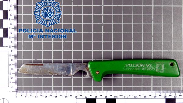 Sucesos.- Detenido por esgrimir una navaja de 10 centímetros y robar una tableta y 30 euros en Manacor Sucesos.- Detenido por esgrimir una navaja de 10 centímetros y robar una tableta y 30 euros en Manacor