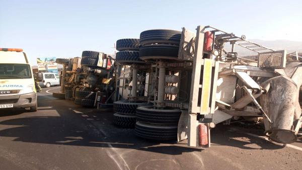 26M.- Un Varón Resulta Herido Tras El Vuelco De Un Camión En Tenerife 26M.- Un Varón Resulta Herido Tras El Vuelco De Un Camión En Tenerife