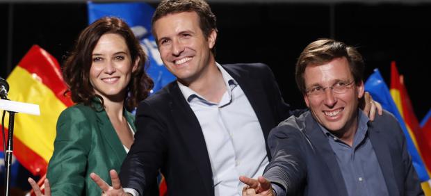 Pablo Casado, junto a Isabel Díaz Ayuso y José Luiz Martínez Almeida.