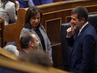 El diputado de JxCat Jordi Sànchez conversando con la ministra de Defensa Margarita Robles el pasado 21 de mayo en el Congreso de los Diputados.