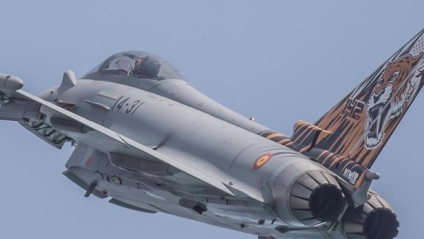 Sevilla.- Cazas Eurofighter y F-18, tanques, anfibios y helicópteros de combate en el desfile de las Fuerzas Armadas Sevilla.- Cazas Eurofighter y F-18, tanques, anfibios y helicópteros de combate en el desfile de las Fuerzas Armadas