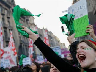 Manifestación en favor del derecho al aborto en Argentina