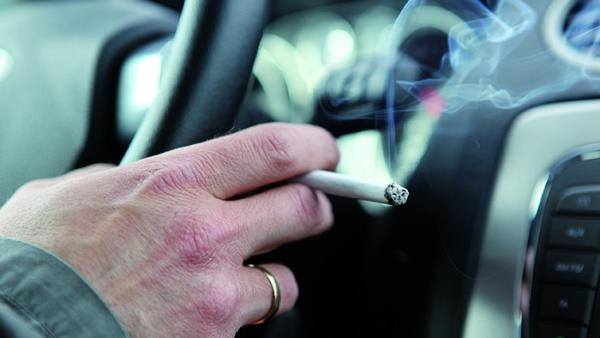 ¿Debería estar prohibido fumar en el coche? Estas son sus consecuencias ¿Debería estar prohibido fumar en el coche? Estas son sus consecuencias