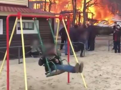 Columpiándose junto a un incendio