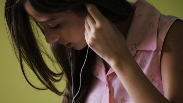 Mujer con auriculares Mujer con auriculares