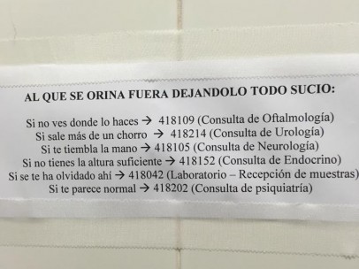Foto del cartel de los baños públicos de un hospital