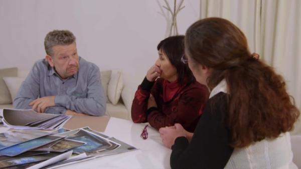 Alberto Chicote con las cocineras de la residencia, en '¿Te lo vas a comer?'. Alberto Chicote con las cocineras de la residencia, en '¿Te lo vas a comer?'.