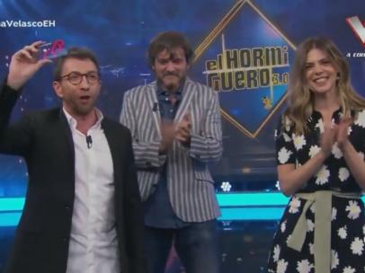 Pablo Motos entrega el premio, en 'El hormiguero'.