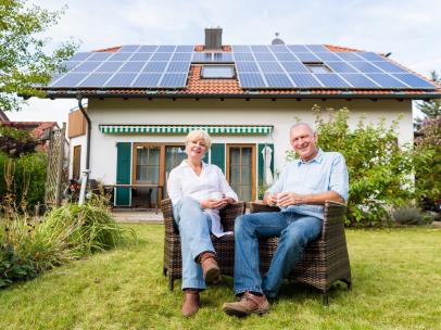Propietarios de una casa con placas solares