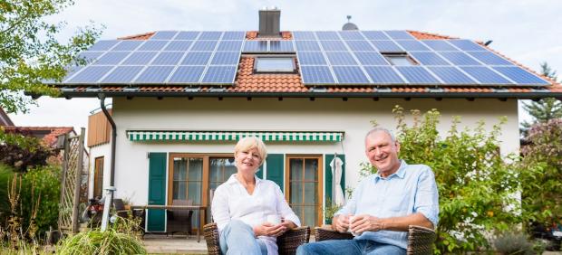 Propietarios de una casa con placas solares