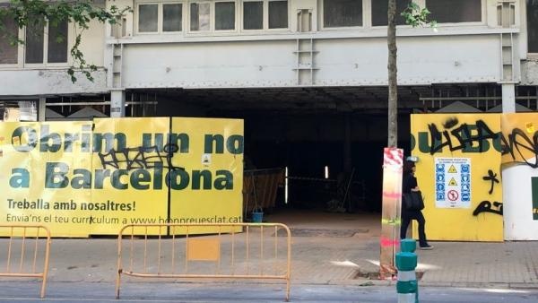Estado actual de la fachada de los antiguos cines Urgell del Eixample, cuya cubierta de amianto comienza a retirarse. Estado actual de la fachada de los antiguos cines Urgell del Eixample, cuya cubierta de amianto comienza a retirarse.