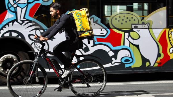 Un rider de Glovo, llevando su pedido en Madrid Un rider de Glovo, llevando su pedido en Madrid