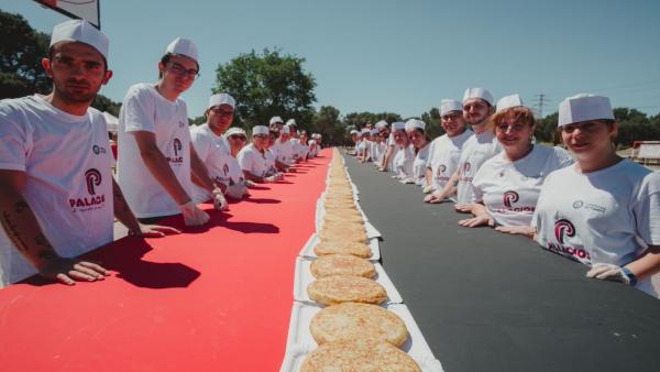 Palacios bate el Récord Guinness de la línea de tortilla de patatas más larga del mundo con 223 metros y 1.176 tortillas Palacios bate el Récord Guinness de la línea de tortilla de patatas más larga del mundo con 223 metros y 1.176 tortillas