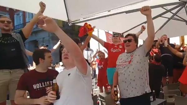 Fans Liverpool cantando Fans Liverpool cantando