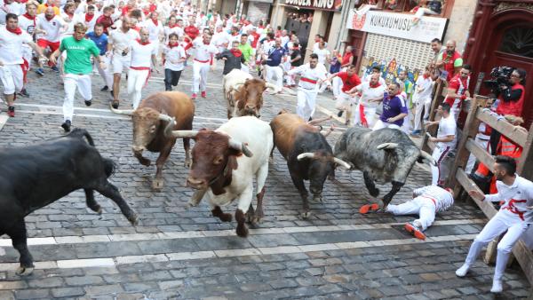 Tercer encierro de Sanfermines con toros de Cebada Gago. Curva de Mercaderes. Tercer encierro de Sanfermines con toros de Cebada Gago. Curva de Mercaderes.