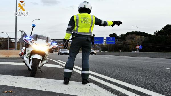 Huye de un control de tráfico nocturno circulando por el carril contrario y con las luces apagadas Huye de un control de tráfico nocturno circulando por el carril contrario y con las luces apagadas