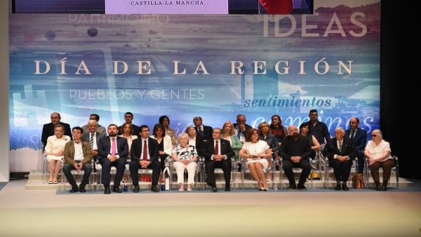 Día de C-LM.- La emoción de Juan Ramón Amores capitaliza el acto institucional en el que Page estrenó mayoría absoluta Día de C-LM.- La emoción de Juan Ramón Amores capitaliza el acto institucional en el que Page estrenó mayoría absoluta