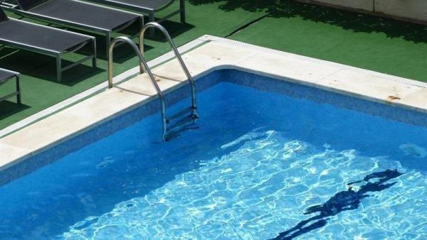 Imagen de archivo de una piscina Imagen de archivo de una piscina