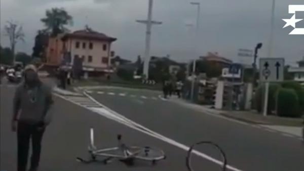 Un hombre lanza una bici al pelotón del Giro Un hombre lanza una bici al pelotón del Giro