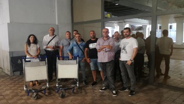 Np Adelante Málaga Apoya A Los Trabajadores Del Servicio De Carros Portaequipajes Del Aeropuerto Np Adelante Málaga Apoya A Los Trabajadores Del Servicio De Carros Portaequipajes Del Aeropuerto