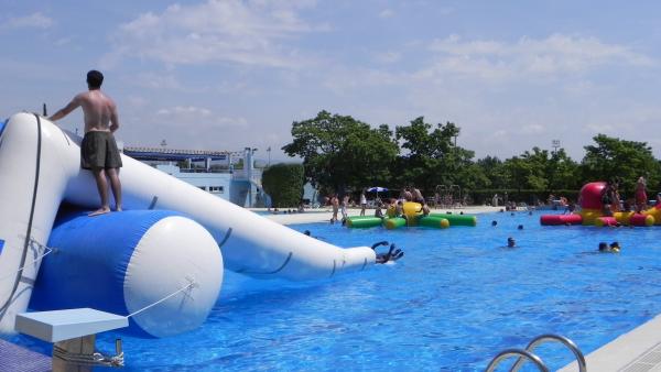 Juegos hinchables y fiesta acuática en una piscina de Huesca Juegos hinchables y fiesta acuática en una piscina de Huesca