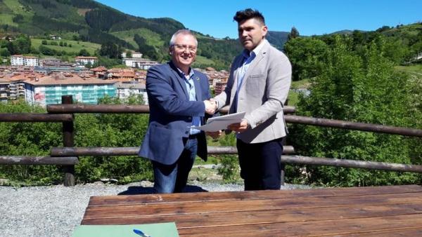 Diputación de Gipuzkoa y Ayuntamiento de Zumarraga instalan un sistema de alumbrado solar en el nuevo parque de Urtubi Diputación de Gipuzkoa y Ayuntamiento de Zumarraga instalan un sistema de alumbrado solar en el nuevo parque de Urtubi