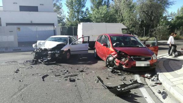 Sucesos.- Dos heridos tras la colisión frontal de otros tantos turismos en Valladolid Sucesos.- Dos heridos tras la colisión frontal de otros tantos turismos en Valladolid