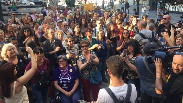 Una concentración en recuerdo de la trabajadora de Iveco exige la 'normalización de la sexualidad femenina' Una concentración en recuerdo de la trabajadora de Iveco exige la 'normalización de la sexualidad femenina'