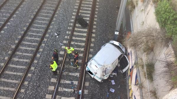 Caída de un coche a las vías Caída de un coche a las vías