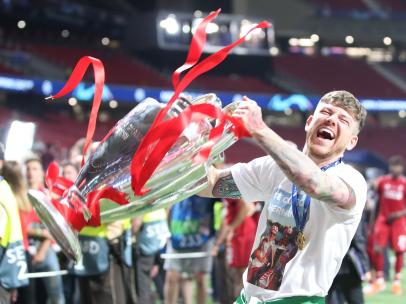 Detalle de Alberto Moreno con Reyes tras ganar la Champions