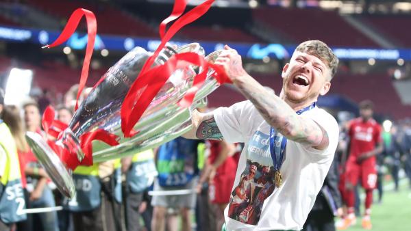 Detalle de Alberto Moreno con Reyes tras ganar la Champions Detalle de Alberto Moreno con Reyes tras ganar la Champions