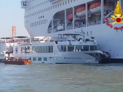 El crucero tras chocar con el barco