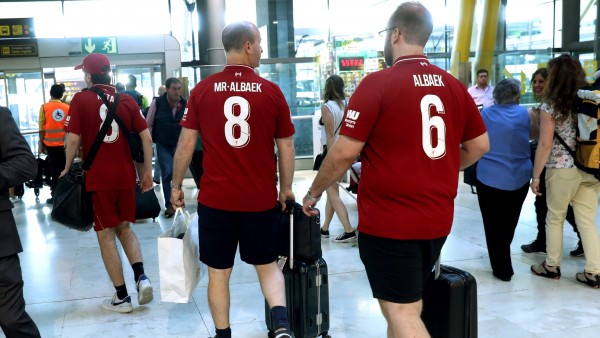 Aficionados del Liverpool en el aeropuerto Aficionados del Liverpool en el aeropuerto