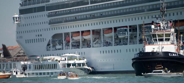 Un crucero choca con un barco turístico en Venecia sin dejar heridos graves