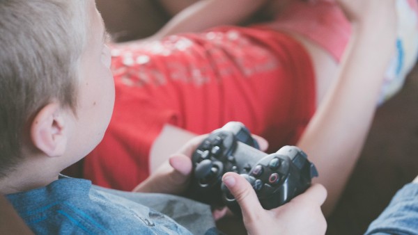 Niño jugando con una consola Niño jugando con una consola